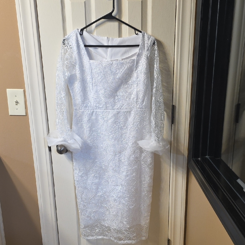 Elegant White Lace Long-Sleeve Wedding Dress